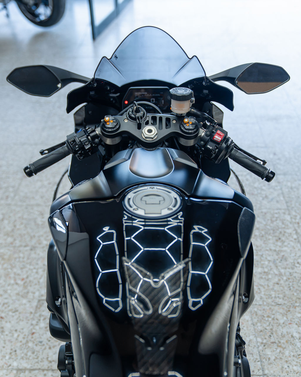 YAMAHA R1  - Thumbnail 11
