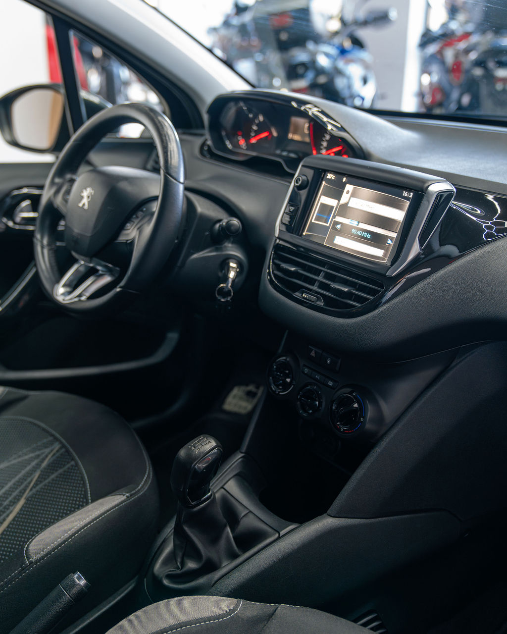 PEUGEOT 208 - Thumbnail 4