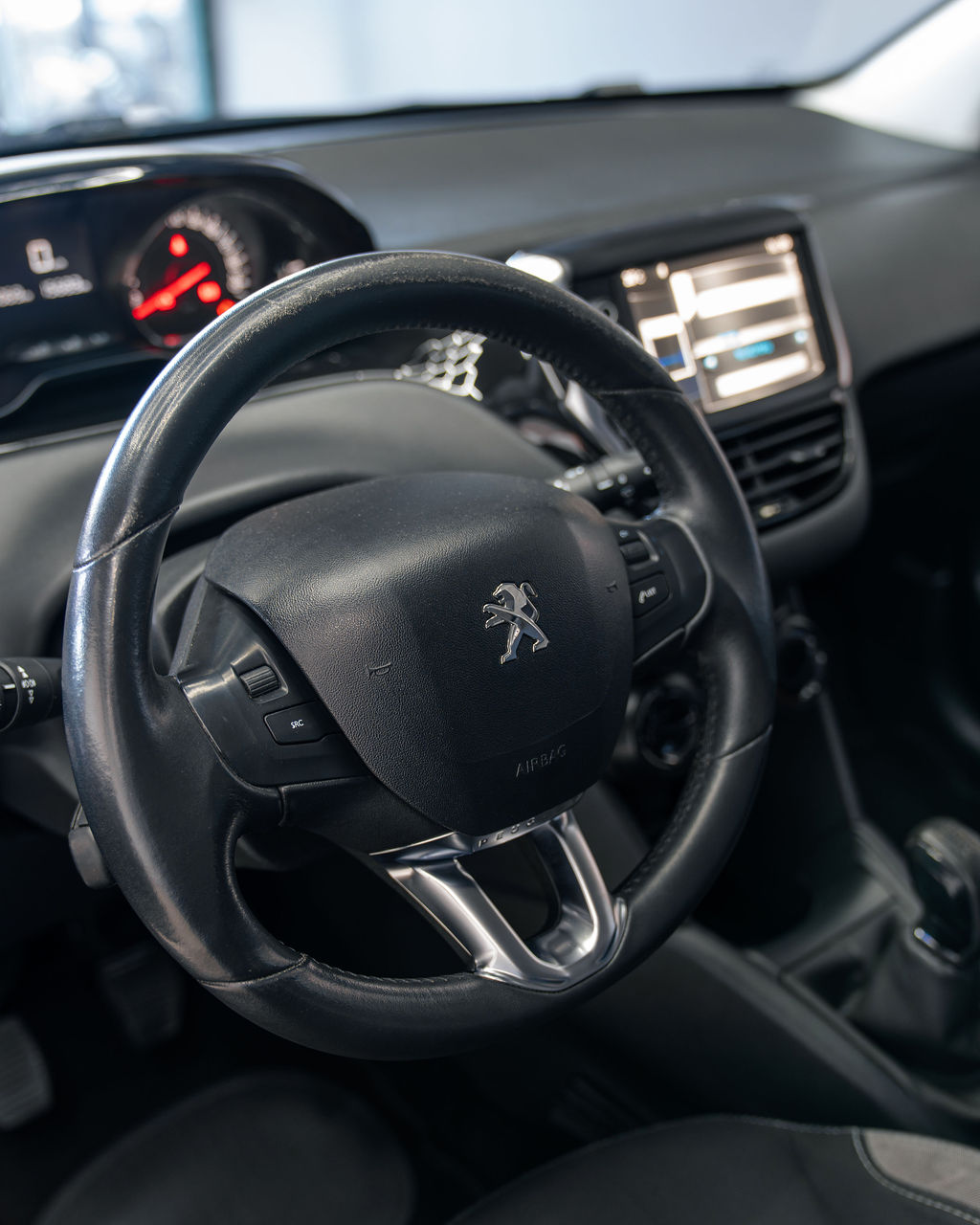 PEUGEOT 208 - Thumbnail 2