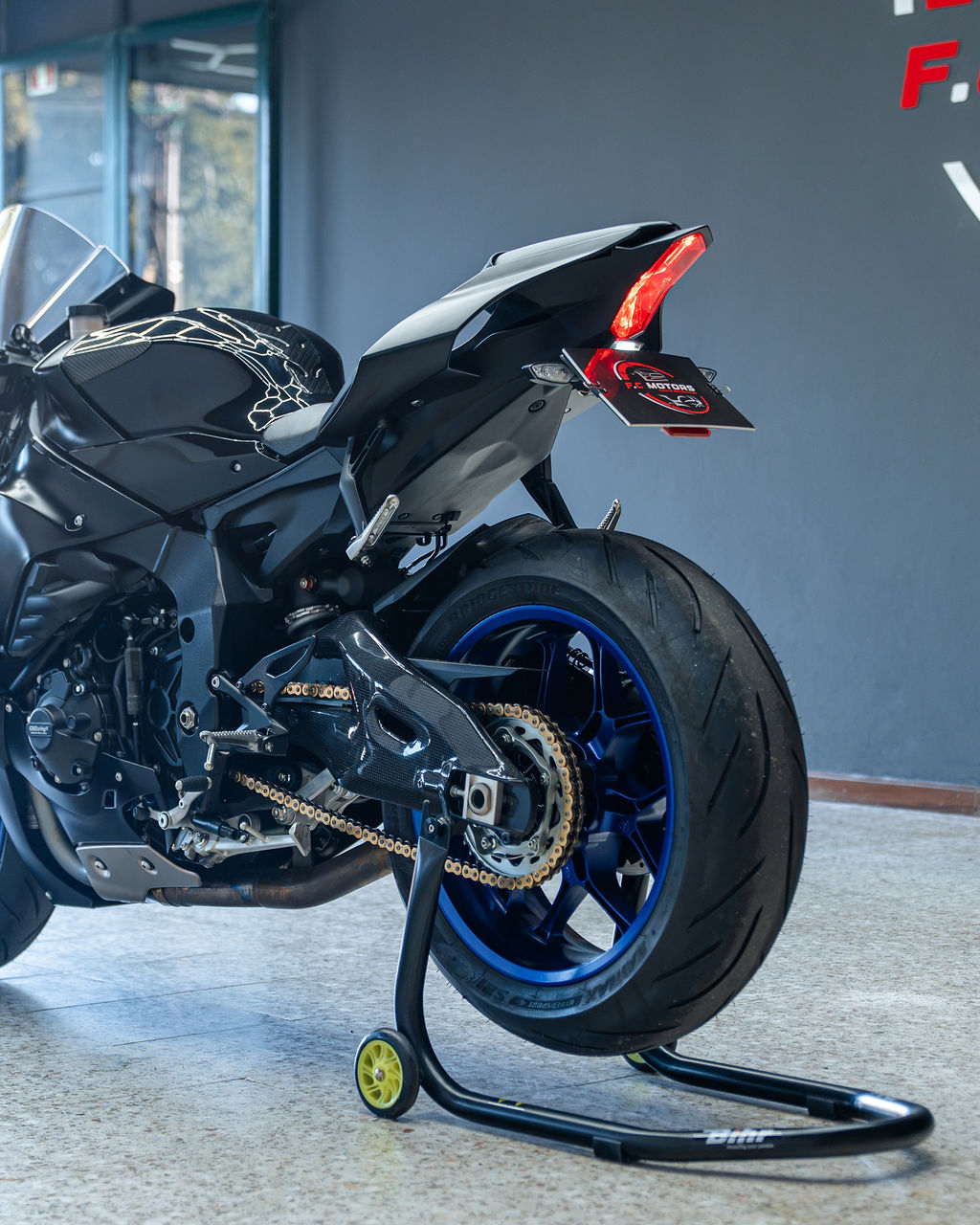 YAMAHA R1  - Thumbnail 10
