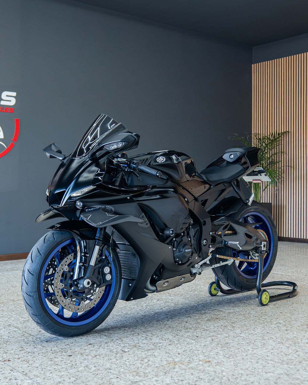YAMAHA R1  - Thumbnail 3