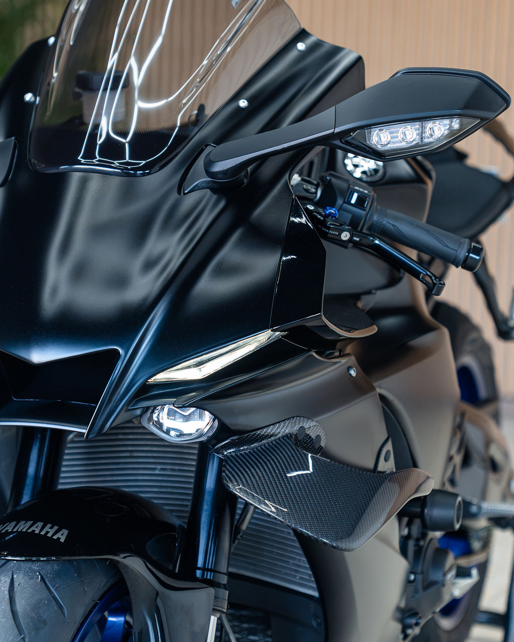 YAMAHA R1  - Thumbnail 2