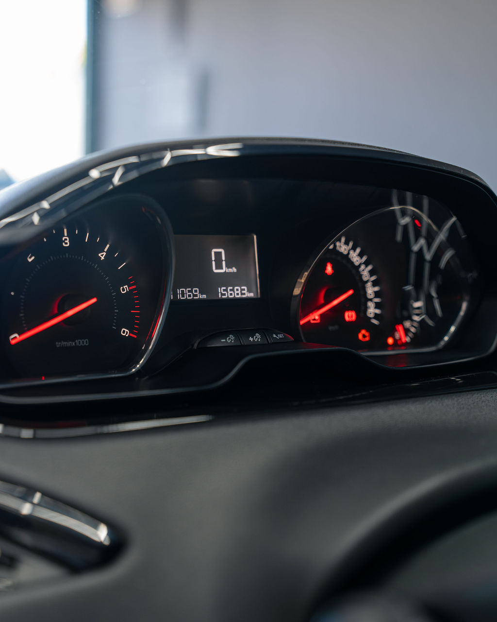PEUGEOT 208 - Thumbnail 3