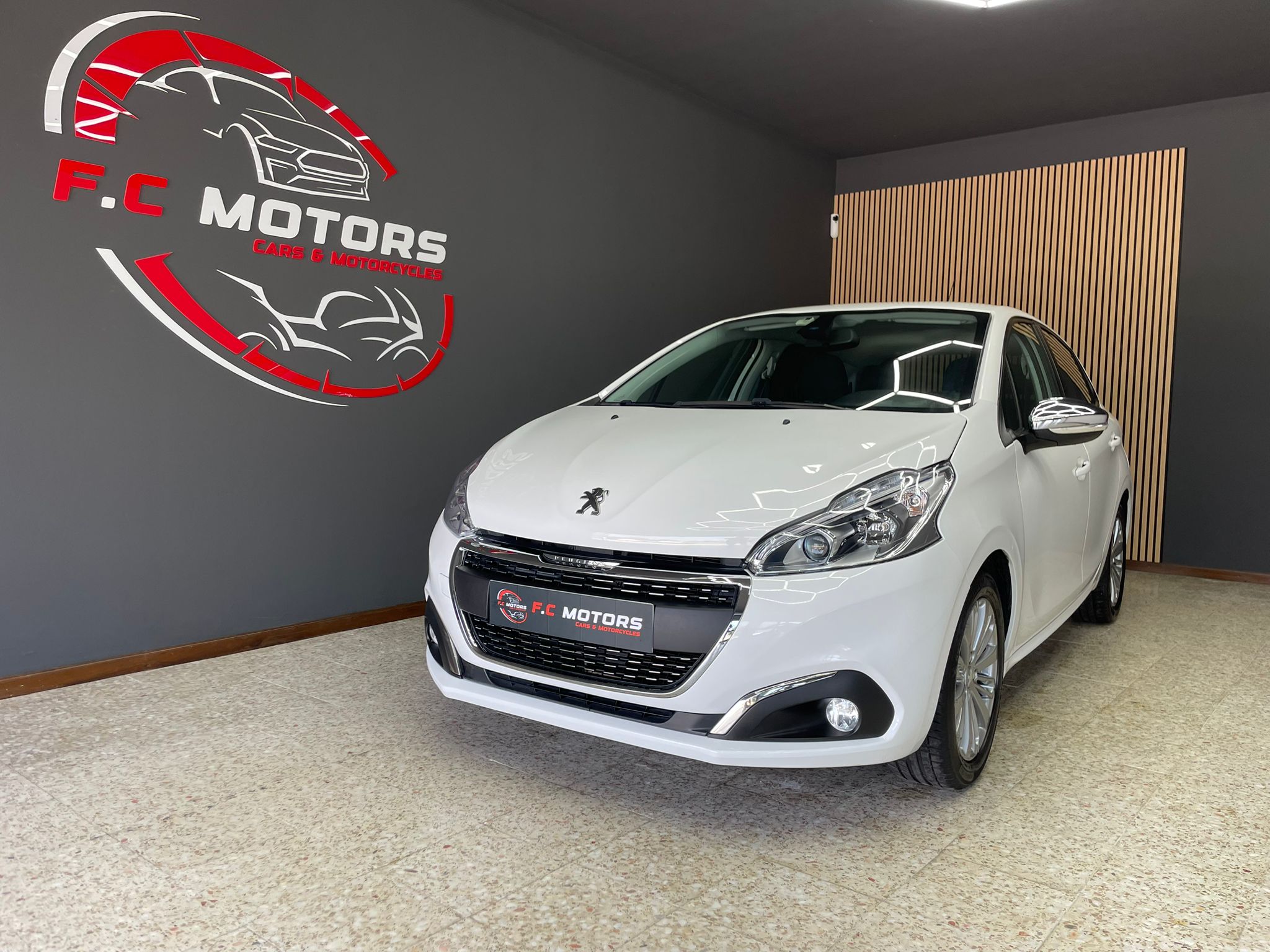 Peugeot 208 - PEUGEOT 208