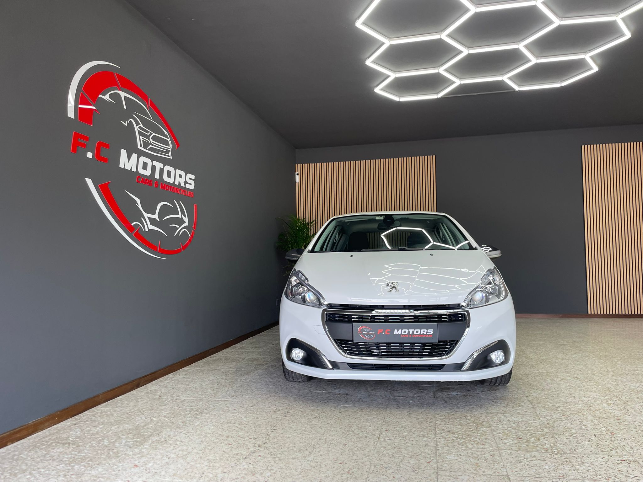 Peugeot 208 - PEUGEOT 208 - Thumbnail 2
