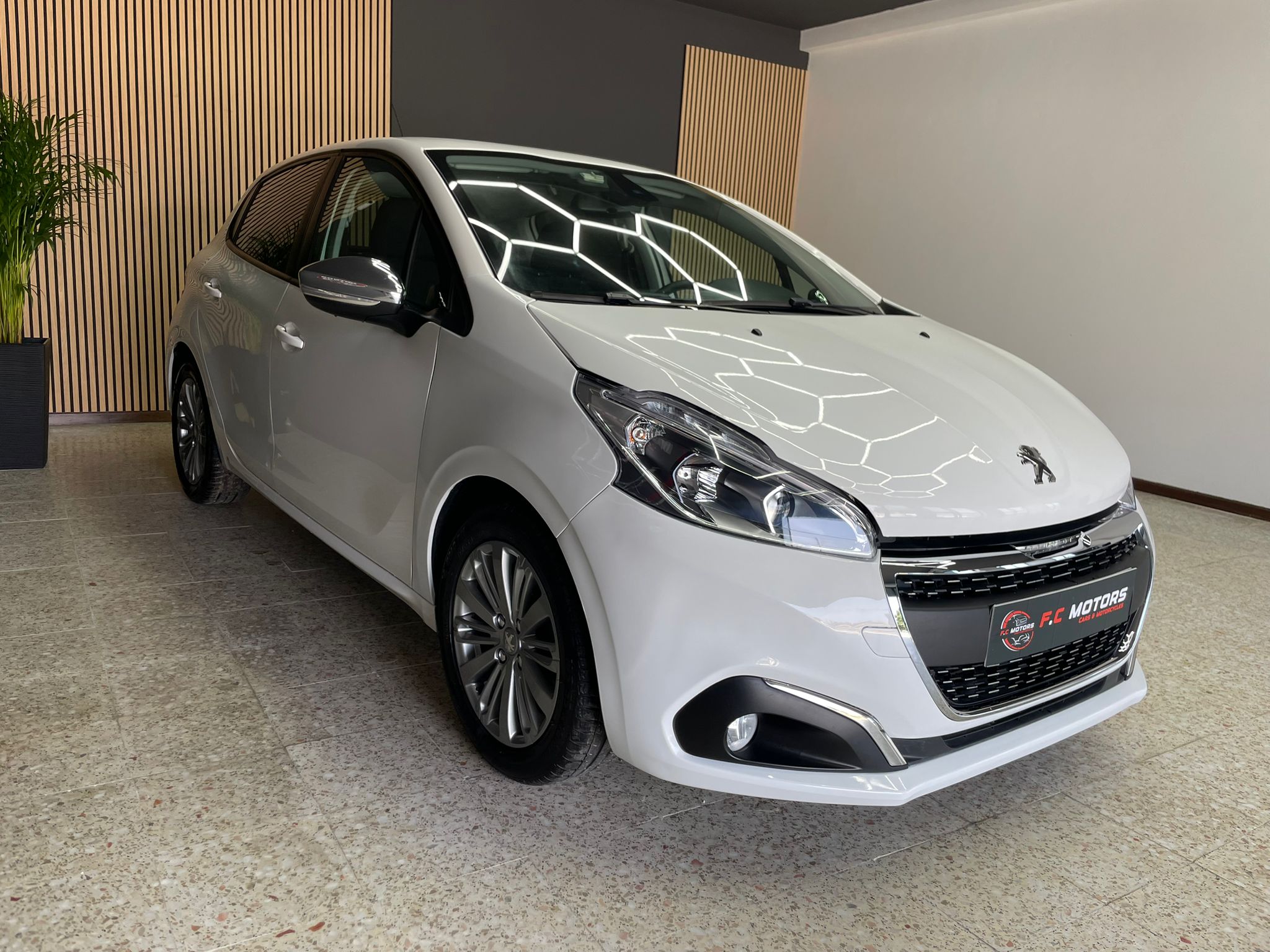 Peugeot 208 - PEUGEOT 208 - Thumbnail 4